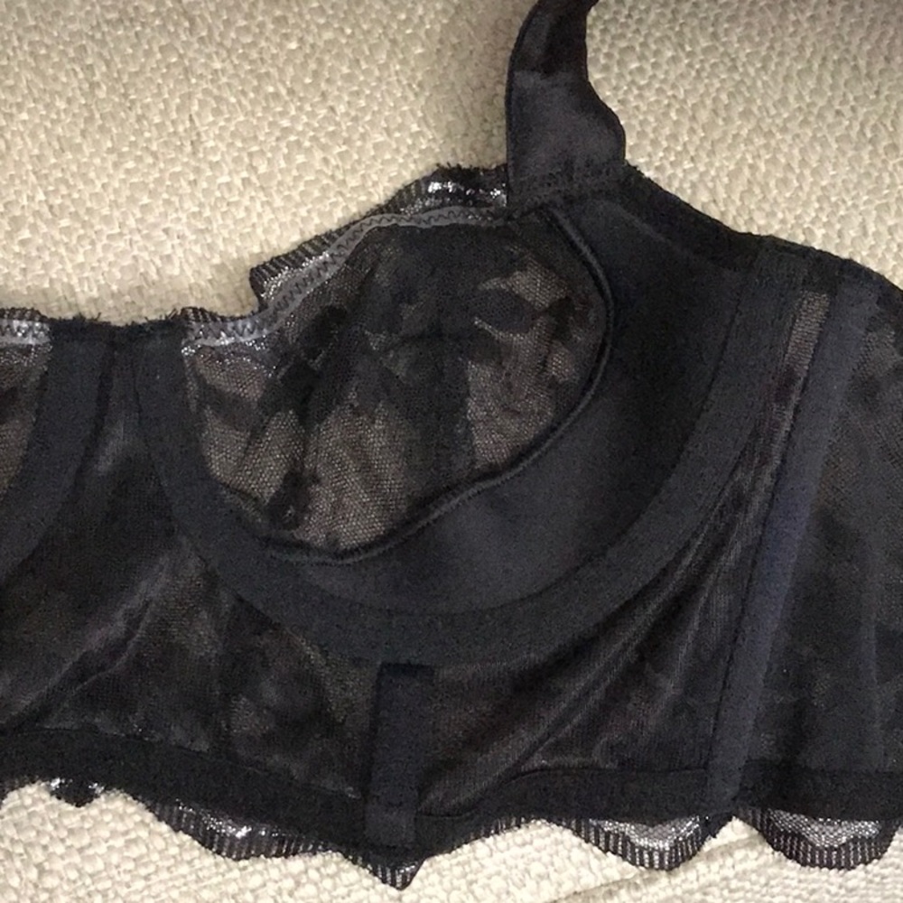 Victoria’s Secret Push-Up Bra 32C - Picture 6 of 8